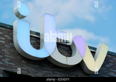 Das neue Logo von ITV wie auf einem Gebäude in den Granada Studios in MediaCityUK, im Bereich der Greater Manchester Salford Quays. Stockfoto