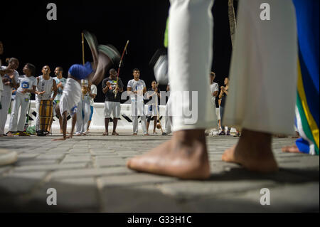 SALVADOR, Brasilien - 20. Februar 2016: Brasilianische Capoeira-Gruppe mit jungen Auszubildenden, sowohl männliche als auch weibliche, in Barra. Stockfoto