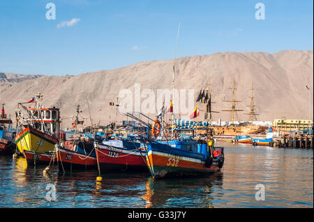 Iquique, Chile - 17. März 2011: Bunte hölzerne Fischerboote im Hafen von Iquique Hafen im Norden Chiles Stockfoto