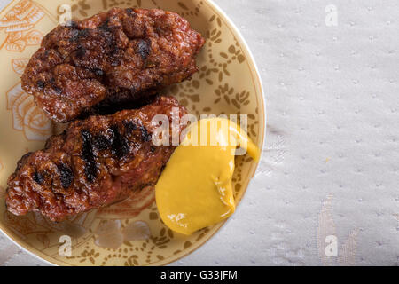 Traditionelles Essen Meat Balls "Mici" auf Platte mit Senf Stockfoto