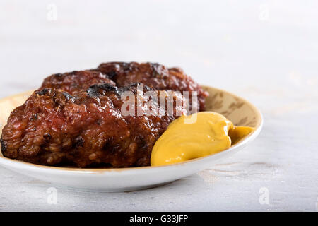 Traditionelles Essen Meat Balls "Mici" auf Platte mit Senf Stockfoto