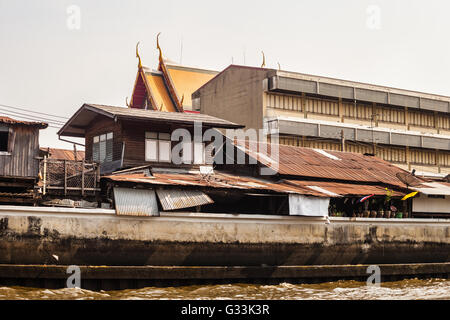 die Slums am Flussufer in die Stadt Bangkok, Thailand Stockfoto