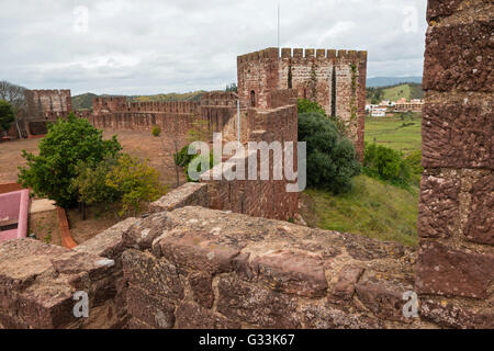 Mauern der mittelalterlichen Burg in der Stadt Silves, die Region Algarve, Portugal Stockfoto