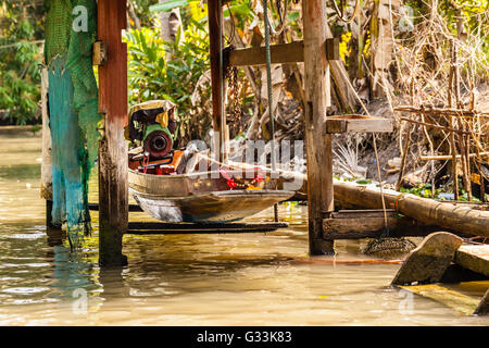 eine kleine thai Holzmotorboot unter Wartung Stockfoto