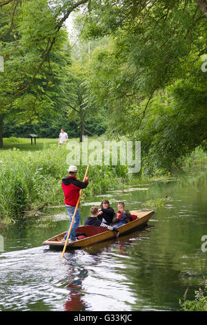 Bootfahren auf dem Fluss Stour in Canterbury, Kent Stockfoto