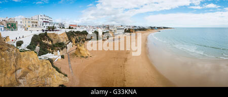 ALBUFEIRA, PORTUGAL - 10. April 2016: Fast leeren Sie Sandstrand im Frühjahr in Albufeira, Portugal Stockfoto