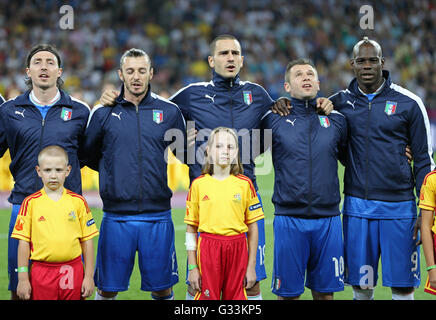 Kiew, UKRAINE - 24. Juni 2012: Italien Fußball Mannschaft singen die nationalen Anthen vor der UEFA EURO 2012 Viertelfinal-Spiel Stockfoto