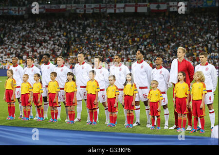 Kiew, UKRAINE - 24. Juni 2012: Spieler der englischen Fußball-Nationalmannschaft singen die nationalen Anthen vor der UEFA EURO 2012 Viertelfinal-Spiel gegen Italien im Olympiastadion in Kiew, Ukraine Stockfoto