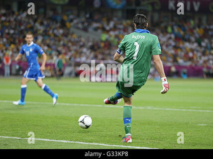 Kiew, UKRAINE - 24. Juni 2012: Torwart Gianluigi Buffon Italiens in Aktion während der UEFA EURO 2012 Viertelfinal-Spiel gegen England am Olympiastadion in Kiew, Ukraine Stockfoto