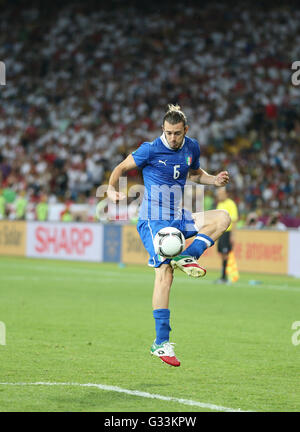 Kiew, UKRAINE - 24. Juni 2012: Federico Balzaretti Italien steuert eine Kugel während der UEFA EURO 2012 Viertelfinal-Spiel gegen England am Olympiastadion in Kiew, Ukraine Stockfoto