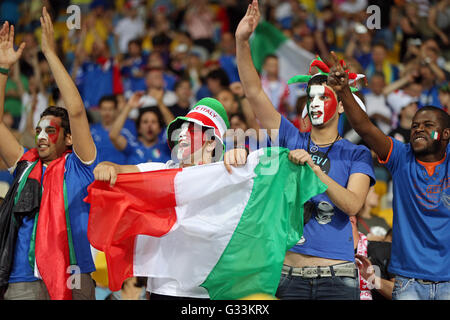 Italienische Fußballfans zeigen ihre Unterstützung während der UEFA EURO 2012 Viertelfinal-Spiel gegen England am Olympiastadion NSC Stockfoto