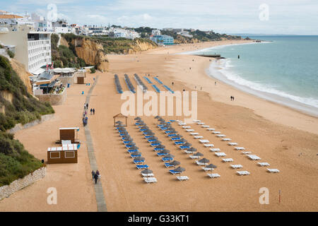 ALBUFEIRA, PORTUGAL - 10. April 2016: Fast leeren Sie Strand von Albufeira, Portugal im Frühjahr Stockfoto