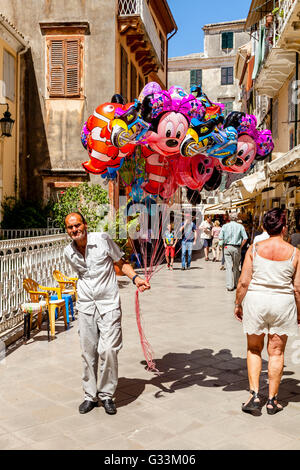 Ein Mann verkauft Luftballons In der Straße, Altstadt von Korfu, Korfu, Griechenland Stockfoto