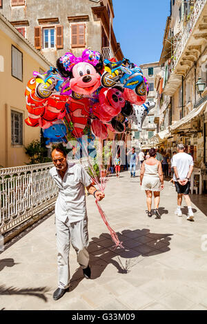 Ein Mann verkauft Luftballons In der Straße, Altstadt von Korfu, Korfu, Griechenland Stockfoto