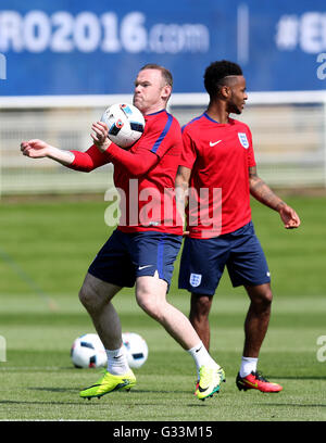 Englands Wayne Rooney und Englands Raheem Sterling (rechts) während einer Trainingseinheit im Stade de Bourgognes, Chantilly. Stockfoto