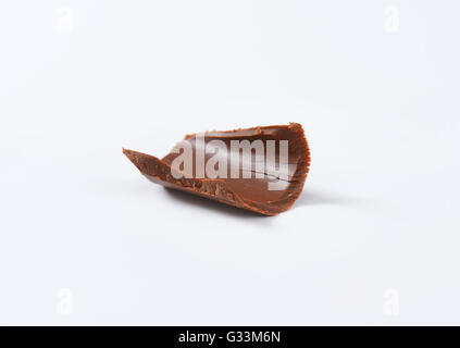 Nahaufnahme von Schokolade rasieren auf weißem Hintergrund Stockfoto