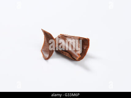 Vollmilch Schokolade Späne auf weißem Hintergrund Stockfoto
