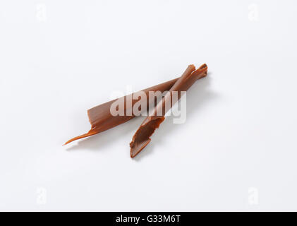 Vollmilch Schokolade Späne auf weißem Hintergrund Stockfoto