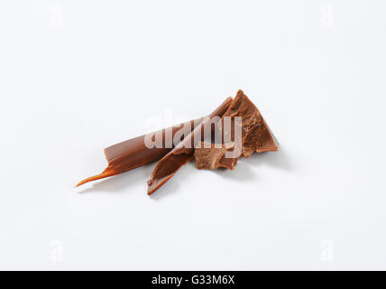 Vollmilch Schokolade Späne auf weißem Hintergrund Stockfoto