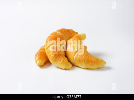 drei Marmelade gefüllte Croissants auf weißem Hintergrund Stockfoto