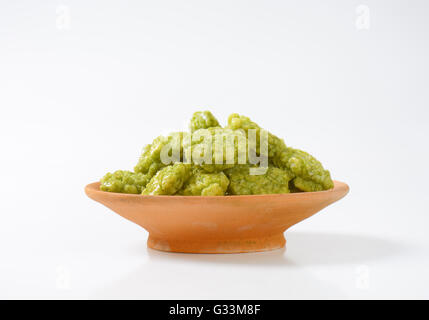 Schüssel mit Wasabi Cracker auf weißem Hintergrund Stockfoto