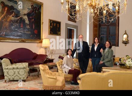 Der Marchese Piero Antinori mit Töchter Albiera, Photoghaphed in ihren Wohnsitz Antinori Palast in Flor, Allegra und Alessia Stockfoto