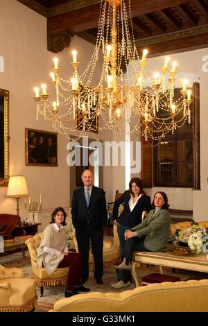 Der Marchese Piero Antinori mit Töchter Albiera, Photoghaphed in ihren Wohnsitz Antinori Palast in Flor, Allegra und Alessia Stockfoto