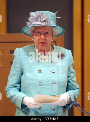 Königin Elizabeth II. anlässlich der Eröffnung der Nationalversammlung bei der Senedd in Cardiff. Stockfoto