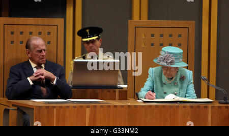 Königin Elizabeth II und der Herzog von Edinburgh besuchen die Eröffnungssitzung der Nationalversammlung bei der Senedd in Cardiff. Stockfoto