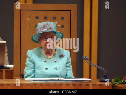 Königin Elizabeth II. bei der Eröffnungssitzung der Nationalversammlung bei der Senedd in Cardiff. Stockfoto