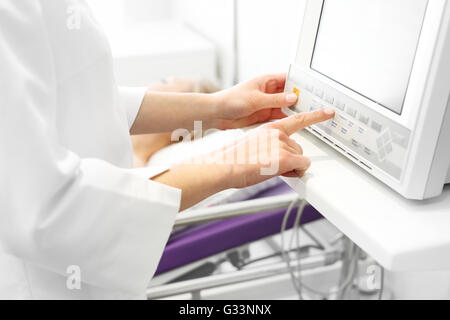 Vitalzeichen überwachen auf postoperative Aufwachraum Stockfoto