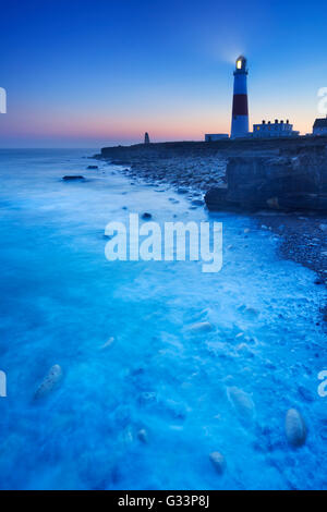 Der Portland Bill Leuchtturm auf der Isle of Portland in Dorset, England in der Nacht. Stockfoto