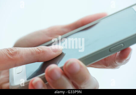 Frau mit ihrem Mobiltelefon Stockfoto