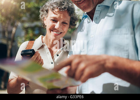 Mittleren gealterten paar Stadtplan betrachten. Glücklich Reife Frau mit ihrem Ehemann auf einen Sommerurlaub. Stockfoto
