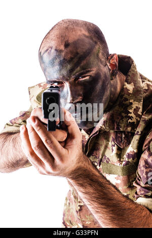 ein Soldat tragen Camouflege Kleidung und Armee Gesicht malen auf einem weißen Hintergrund isoliert Stockfoto