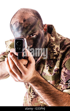 ein Soldat tragen Camouflege Kleidung und Armee Gesicht malen auf einem weißen Hintergrund isoliert Stockfoto