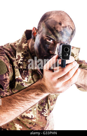 ein Soldat tragen Camouflege Kleidung und Armee Gesicht malen auf einem weißen Hintergrund isoliert Stockfoto