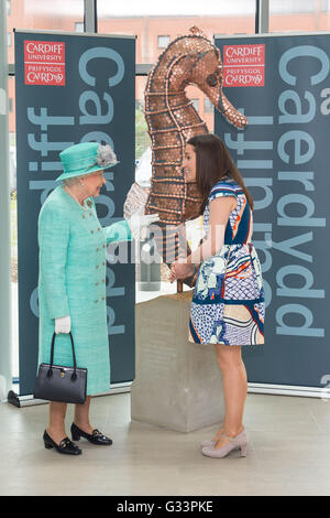 Königin Elizabeth II spricht, Phd Student Gemma Williams (rechts) nach der Enthüllung ihrer künstlerischen Arbeit A Penny für deine Gedanken, Cardiff University Brain Imaging Forschungszentrum bei einem Besuch in Cardiff. Stockfoto