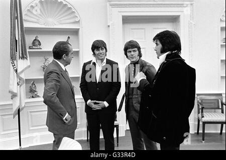 Elvis Presley stellt seine Bandmitglieder US Präsident Richard M. Nixon im Oval Office im Weißen Haus 21. Dezember 1970 in Washington, DC. Das Treffen wurde von Presley, initiiert, Nixon schrieb einen sechs-seitigen Brief mit der Bitte eines Besuchs mit dem Präsidenten und darauf hindeutet, das er ein "Federal Agent-at-Large" im Bureau of Narcotics und gefährlichen Drogen gemacht werden. Stockfoto