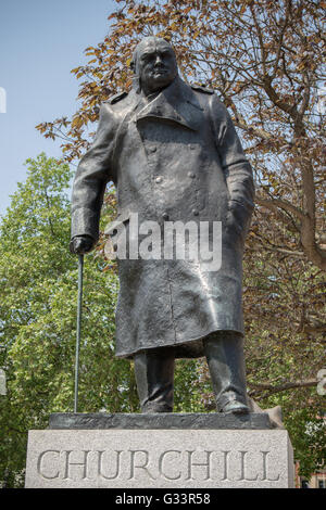 London, Vereinigtes Königreich - 5. Juni 2016: Statue von Winston Churchill stehen in Parliament Square gegenüber dem Palast Westmi Stockfoto