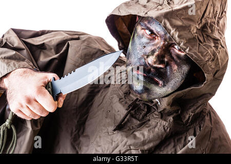 ein Soldat trägt einen Poncho oder Regenmantel und Armee Camouflage Gesicht malen auf einem weißen Hintergrund isoliert Stockfoto