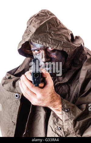 ein Soldat trägt einen Poncho oder Regenmantel und Armee Camouflage Gesicht malen auf einem weißen Hintergrund isoliert Stockfoto