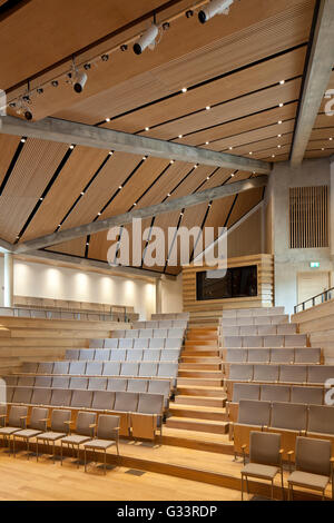 Auditorium und Lecture Hall. Auditorium Wolfson College, Oxford, Vereinigtes Königreich. Architekt: Berman Guedes Stretton, 2013. Stockfoto