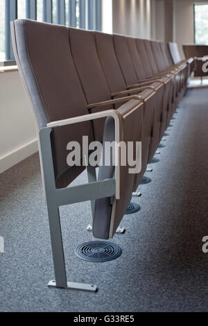 Detail der Klappstühle im Hörsaal. Auditorium Wolfson College, Oxford, Vereinigtes Königreich. Architekt: Berman Guedes Stretton, 2013. Stockfoto