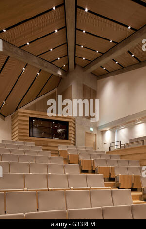 Auditorium und Lecture Hall. Auditorium Wolfson College, Oxford, Vereinigtes Königreich. Architekt: Berman Guedes Stretton, 2013. Stockfoto