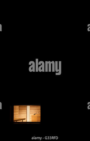 Blick durch Projektion Fenster in Richtung Lecture Hall Podium. Auditorium Wolfson College, Oxford, Vereinigtes Königreich. Architekt: Berman Guedes Stretton, 2013. Stockfoto