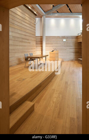 Podium im Auditorium und Lecture Hall. Auditorium Wolfson College, Oxford, Vereinigtes Königreich. Architekt: Berman Guedes Stretton, 2013. Stockfoto
