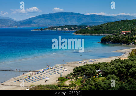 Einen erhöhten Blick auf einen Strand in der Nähe von Kassiop mit Blick auf Albanien, Korfu, Griechenland Stockfoto