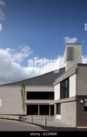 Seitenansicht mit keilförmig Zinkdach. Auditorium Wolfson College, Oxford, Vereinigtes Königreich. Architekt: Berman Guedes Stretton, 2013. Stockfoto