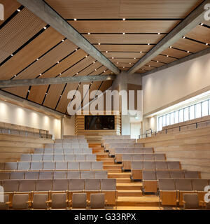 Abfallenden Auditorium und Lecture Hall, Ansicht von unten. Auditorium Wolfson College, Oxford, Vereinigtes Königreich. Architekt: Berman Guedes Stretton, 2013. Stockfoto
